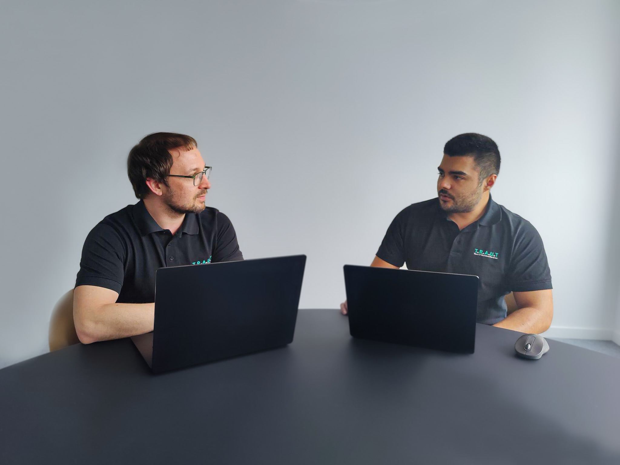 Zwei Kollegen bei einem Meeting mit Notebooks