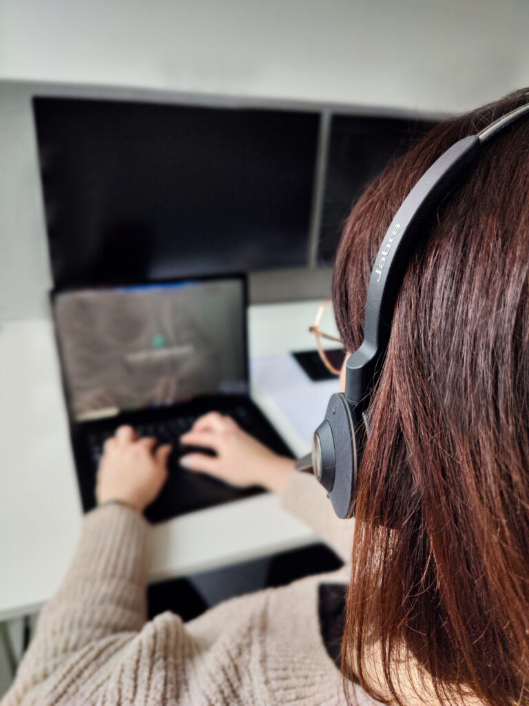Eine Frau beim Support