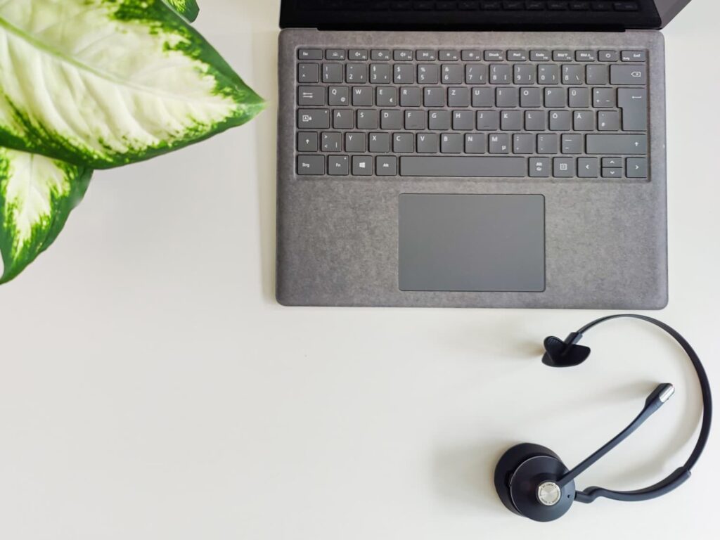 Ein Notebook und ein Head-Set auf einem Tisch