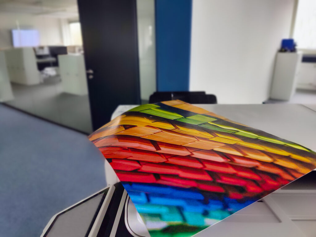Ein Farbausdruck auf einem Drucker