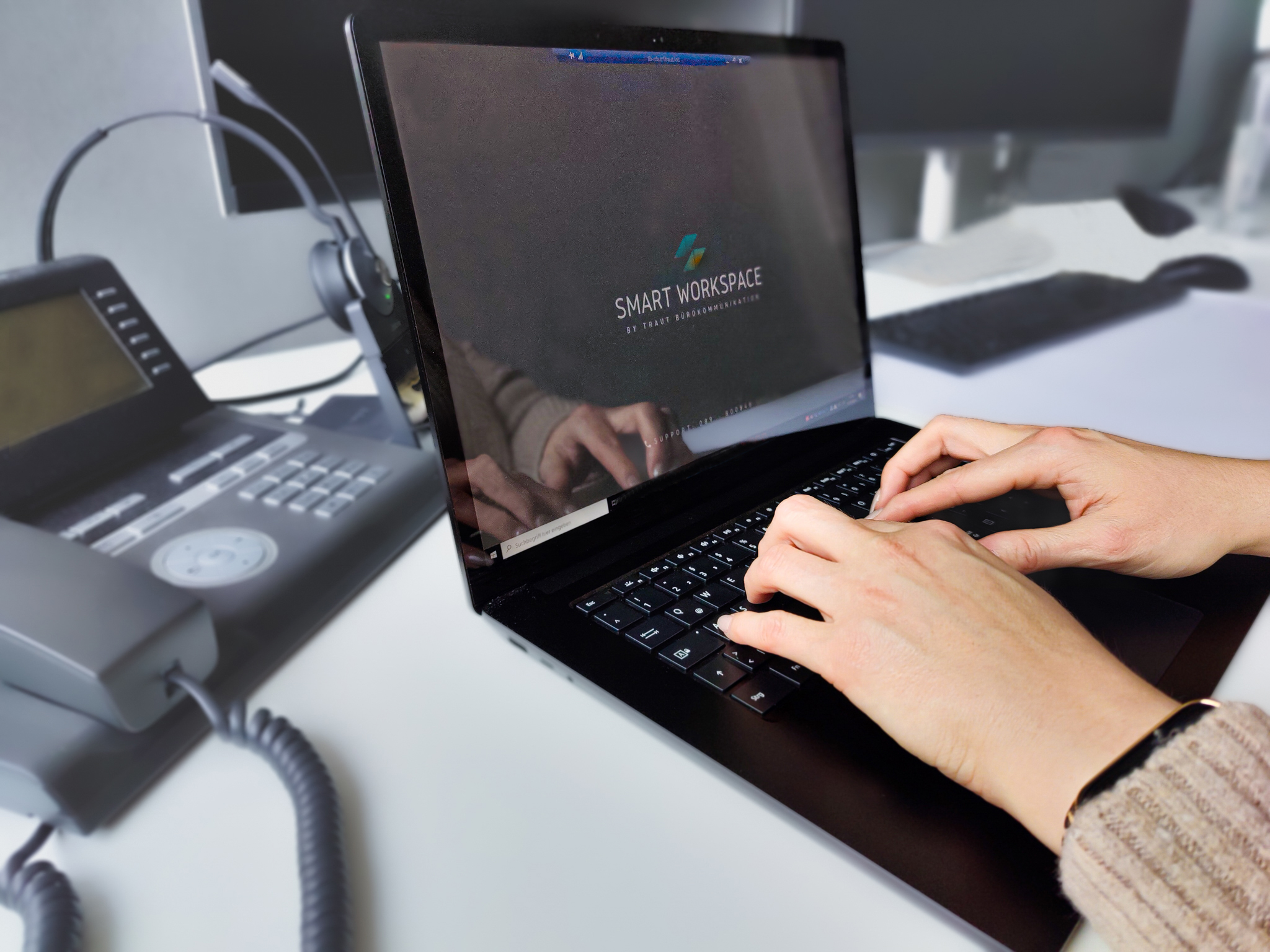 Person tippt am Notebook - Smawo by TRAUT
